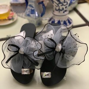 2/$45 💐 Black Sandal with flowers 🌸